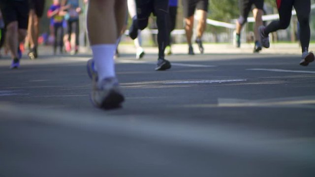 Hundreds of people run in a sports marathon