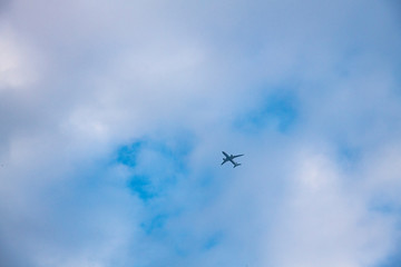 飛行機と雲