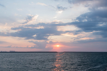 Obraz premium Scenic Sunset Sky and Cloudy Sky over Dubai , United Arab Emirates