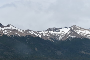 Fototapeta na wymiar Montaña nevada en Santa Cruz, Argentina