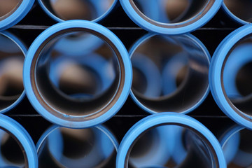 Nahaufnahme von Wasserrohren aus PVC auf einer Baustelle für ein Neubaugebiet