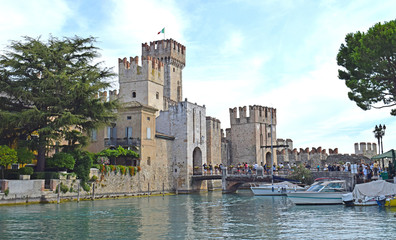 Fototapeta na wymiar Castillo de Sirmeone en Italia Europa