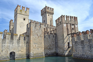 Castillo de Sirmeone en Italia Europa