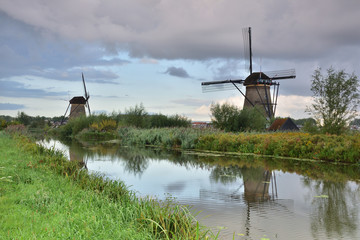 Wiatraki na polderach Holandii w Kinderdijk - obrazy, fototapety, plakaty