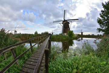 Wiatraki na polderach Holandii w Kinderdijk © W Korczewski
