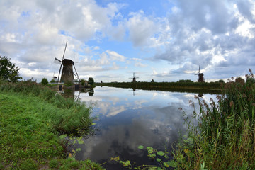 Wiatraki na polderach Holandii w Kinderdijk © W Korczewski