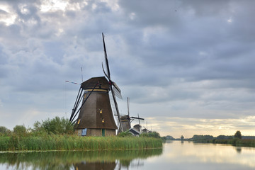 Wiatraki na polderach Holandii w Kinderdijk © W Korczewski