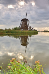 Wiatraki na polderach Holandii w Kinderdijk © W Korczewski