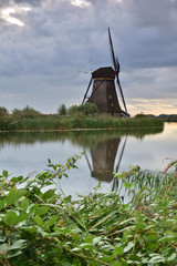 Wiatraki na polderach Holandii w Kinderdijk © W Korczewski