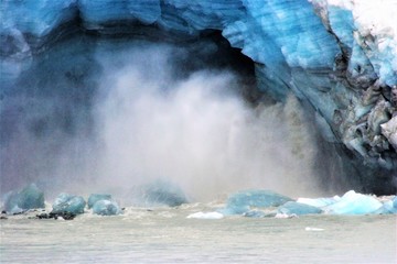 glacier ice falling to the watrer