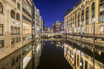 Einzelhandel Zentrum Hamburg Bleichenfleet abends