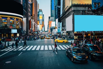Tuinposter Beroemde Times Square-oriëntatiepunt in het centrum van New York met mock-up billboards voor reclame en commerciële informatie-inhoud. Grote metropool stedelijke scène met ontwikkelingsinfrastructuur met Lighboxes © BullRun