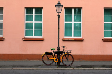Fototapeta na wymiar Bike leaning to lamp post