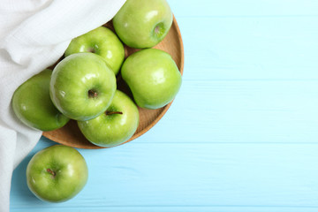 Fototapeta na wymiar juicy green apples on a wooden table.