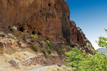 Guanchen Höhlen im rot braunen Bergmassiv