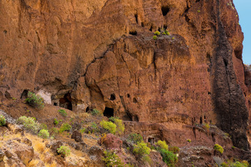 Guanchen Höhlen im rot braunen Bergmassiv