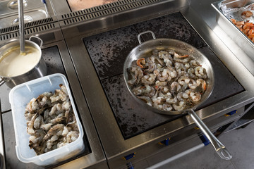 the process of frying shrimp in a frying pan