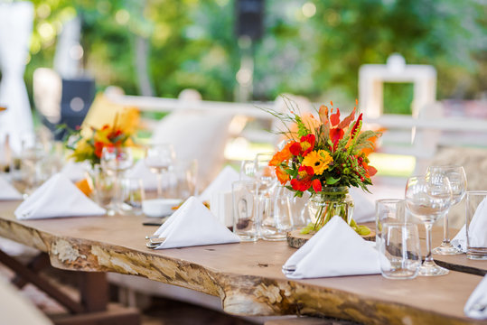 Beautiful autumn colored taable decoration for a special event. Fresh flower table decoration.