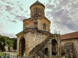 Fototapeta na wymiar Gelati ist eine Klosteranlage im Westen Georgiens, unweit der Stadt Kutaissi. Das Kloster zÃ¤hlt zu den bedeutendsten Werken georgischer Kunst