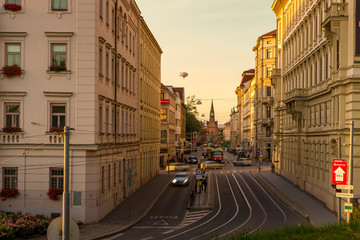 Obraz premium Ruchliwa ulica z ludźmi, samochodami i transportem publicznym Ruchliwa ulica na placu Silingrovo namesti w Czechach w Brnie Europa uchwycona z bliska między budynkami.