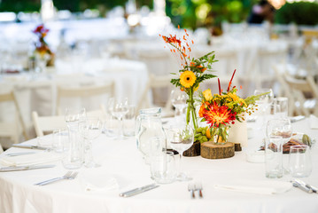 Beautiful autumn colored taable decoration for a special event. Fresh flower table decoration.