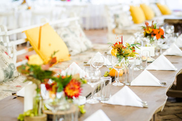 Beautiful autumn colored taable decoration for a special event. Fresh flower table decoration.