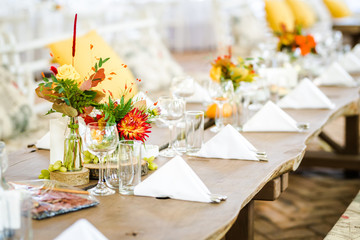 Beautiful autumn colored taable decoration for a special event. Fresh flower table decoration.