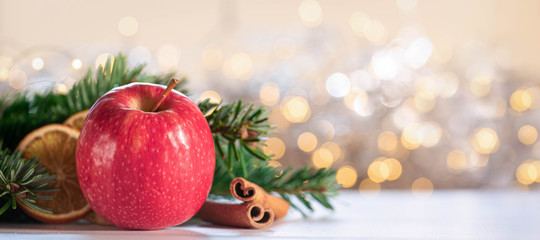 Weihnachten Banner mit roten Apfel und Lichter im Hintergrund