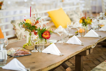 Beautiful autumn colored taable decoration for a special event. Fresh flower table decoration.