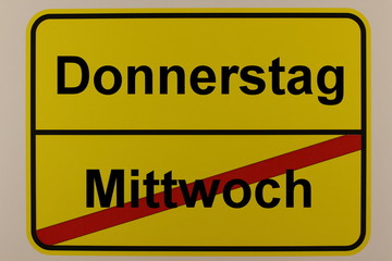 Grafische Darstellung der Wochentage Mittwoch und Donnerstag auf einem Ortsschild
