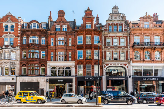 London, UK - September 13, 2018: Neighborhood District Of Knightsbridge Brick Architecture, Road, Cars In Street Traffic On Sunny Day