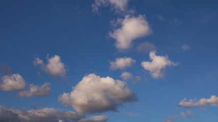 Nuves y cielo azul