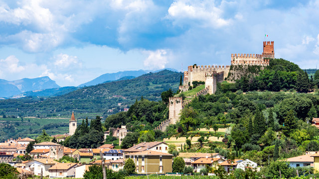 Landschaft mit Burg Scaligero Soave