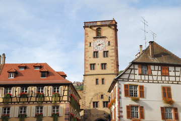 Tour des bouchers et maisons alsaciennes traditionnelles sur la place de la mairie de Ribeauvillé en Alsace, France