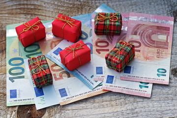 Wieviel Euro wird für Weihnachtsgeschenke ausgegeben? Weihnachtsgeschenke kosten Geld