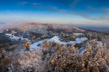 Fort Ostróg w Srebrnej Górze zimą wśród oszronionych lasów © Artur Kowalczyk