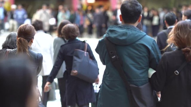 繁華街を歩く人々