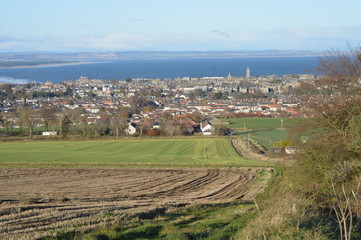Fototapeta premium Views over St Andrews town, and Bay, from Pipeland Hill,