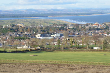 Obraz premium Views over St Andrews town, golf courses and Bay, from Pipeland Hill