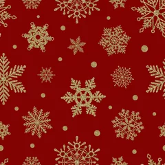 Behang naadloos kerstpatroon met gouden glittersneeuwvlokken op rode achtergrond © Angelica