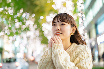 イルミネーションを見つめる女性