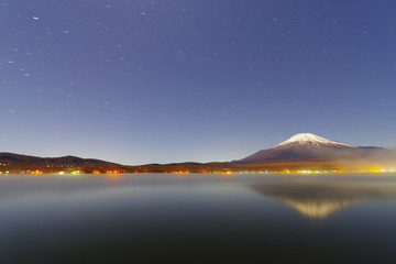 夜の富士山と山中湖