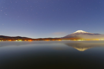 夜の富士山と山中湖