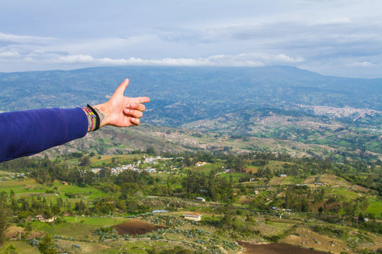 mano senalando paisaje