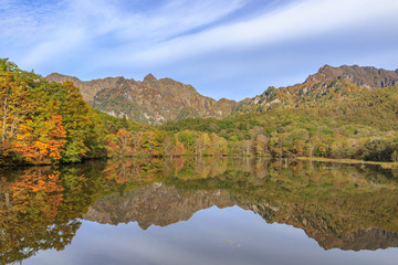 鏡池と紅葉　長野県戸隠　Kagamiike and Autumn leaves　Nagano Togakushi