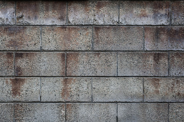 古いしみのあるブロックの塀