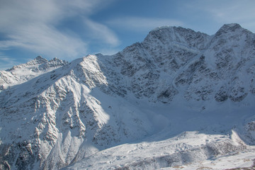 Obraz premium Mount Elbrus w listopadzie. Góry pokryte są białym śniegiem. U stóp góry Elbrus. Góry dla snowboardzistów i narciarzy górskich.