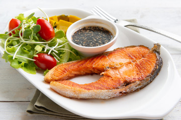Grilled Salmon with Fresh Salad Leaf