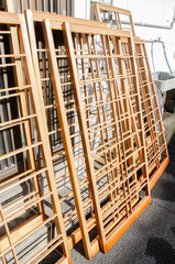 日本の年末に行われる大掃除の様子です。障子の張り替え作業です。