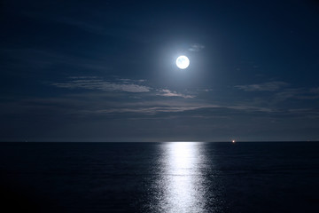 満月の月明かりが描くムーンライトリバー